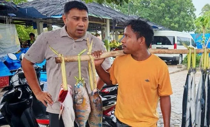 Juanda Djamal chatting with the people of East Timor. | Photo courtesy of PUNCA.CO