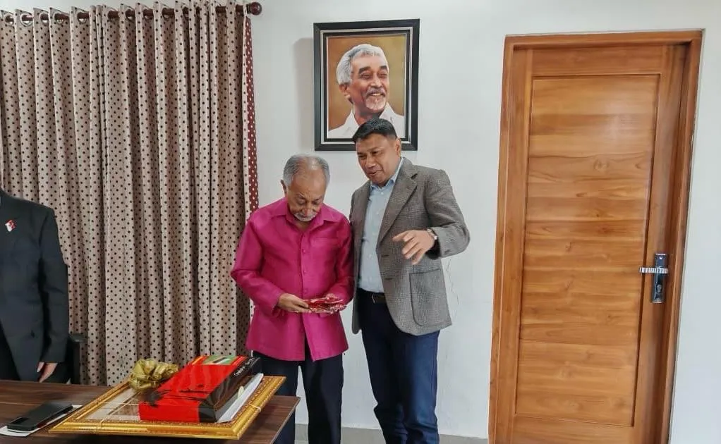 Juanda Djamal with East Timor’s first Prime Minister, Mari Al Katiri. | Photo courtesy of PUNCA.CO